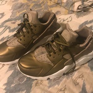 Nike huarache (worn twice) olive green in color